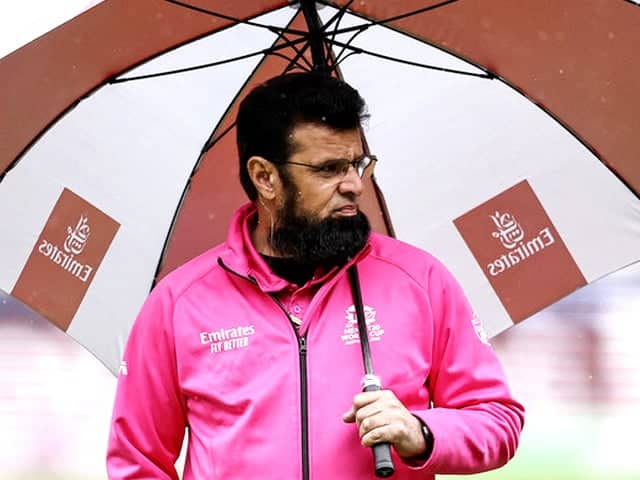 On 25 years, Aleem Dar became the first umpire in the world of cricket
