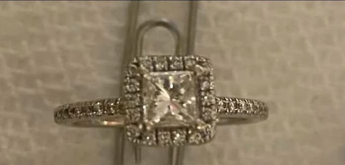 A diamond ring lost on the beach was miraculously found
